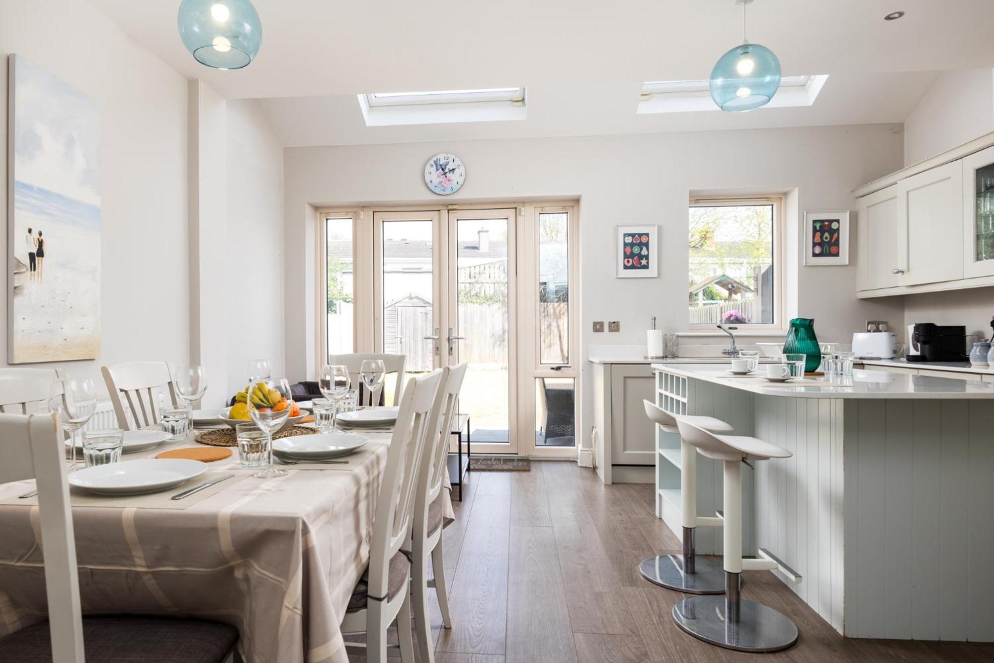 Elegant 5-bed By Sea & City, Parking & Garden - Ideal For Long Holiday home
