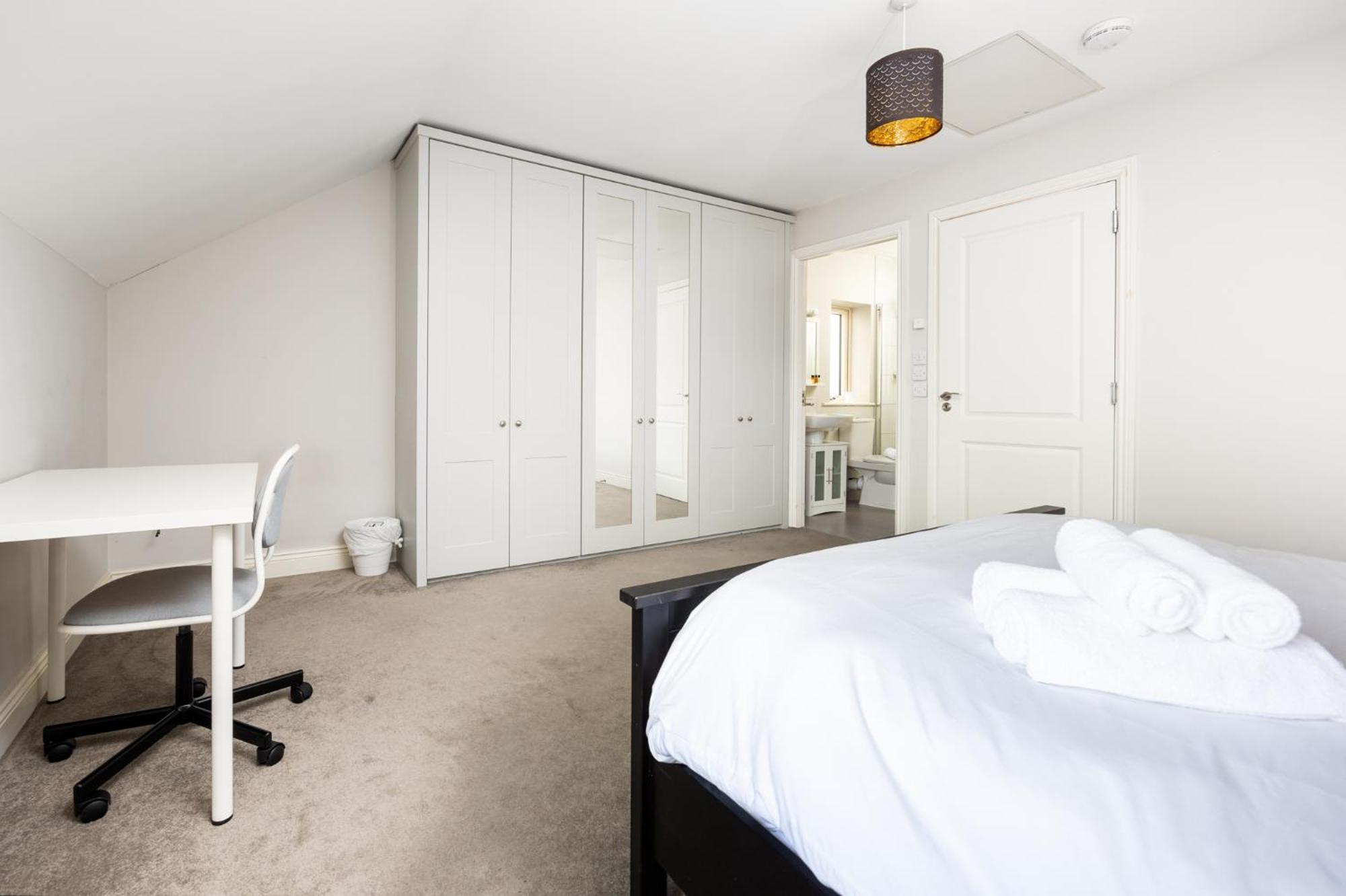 Holiday home Elegant 5-bed By Sea & City, Parking & Garden - Ideal For Long