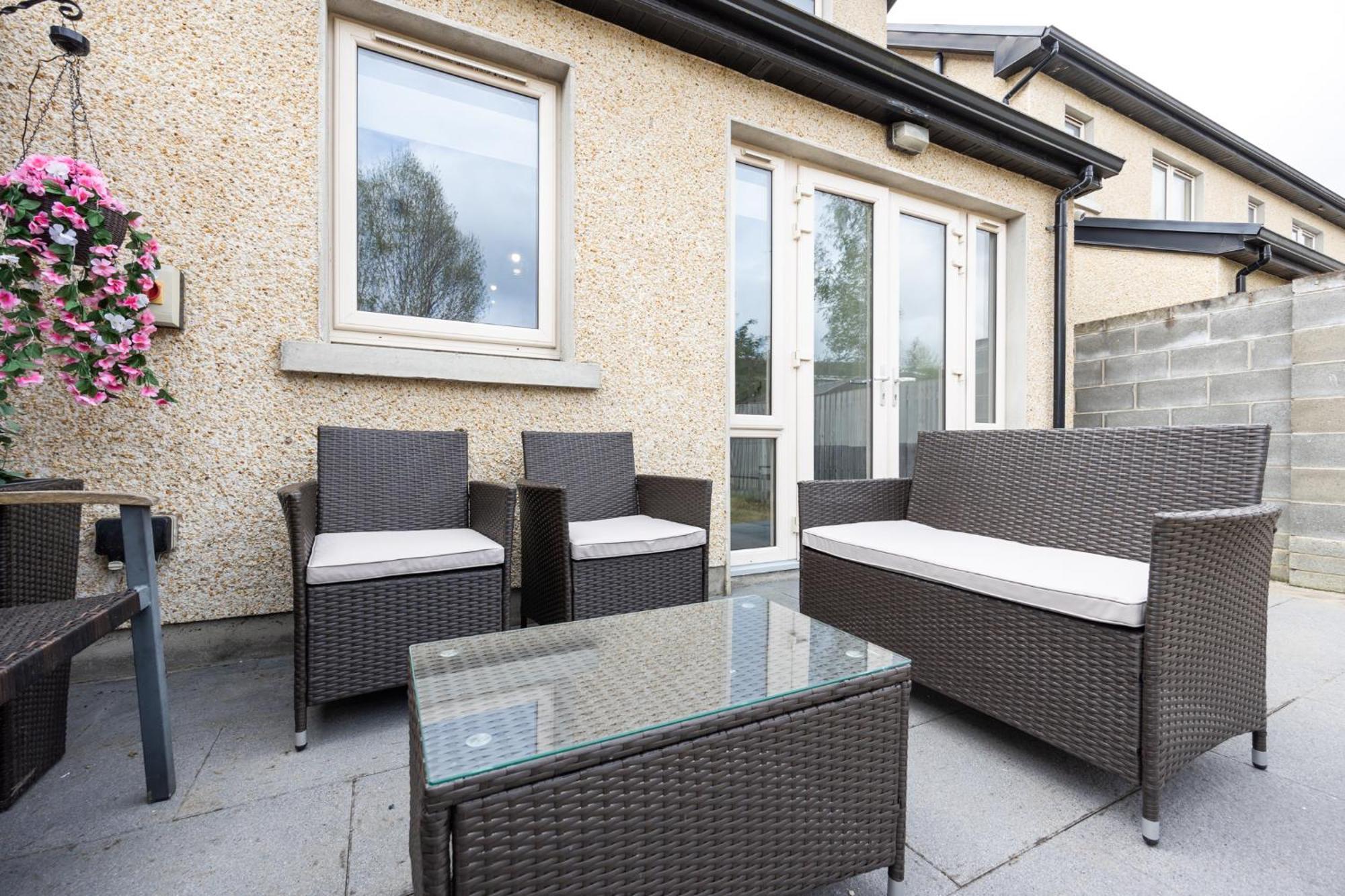Elegant 5-bed By Sea & City, Parking & Garden - Ideal For Long Hébergement de vacances Dublin