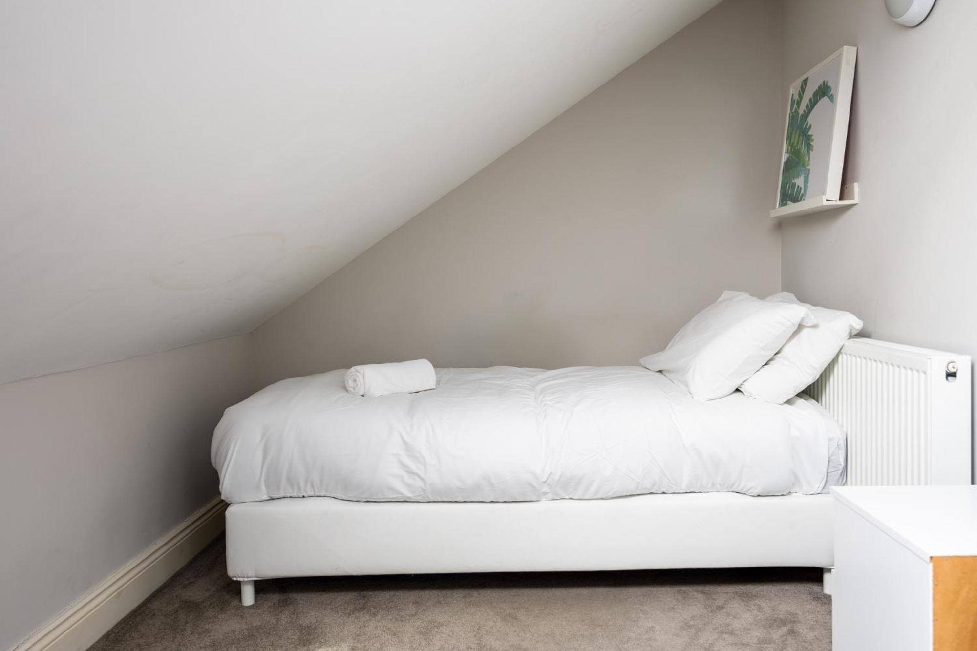Elegant 5-bed By Sea & City, Parking & Garden - Ideal For Long Holiday home