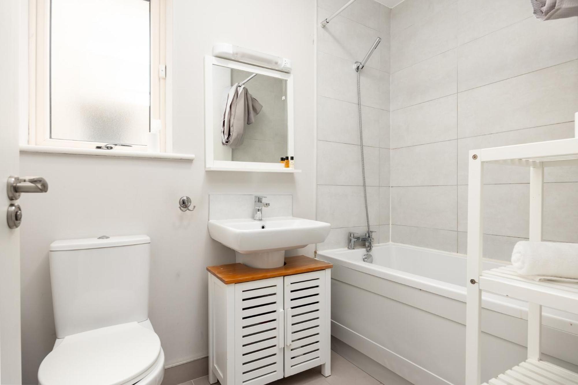 Elegant 5-bed By Sea & City, Parking & Garden - Ideal For Long Dublin