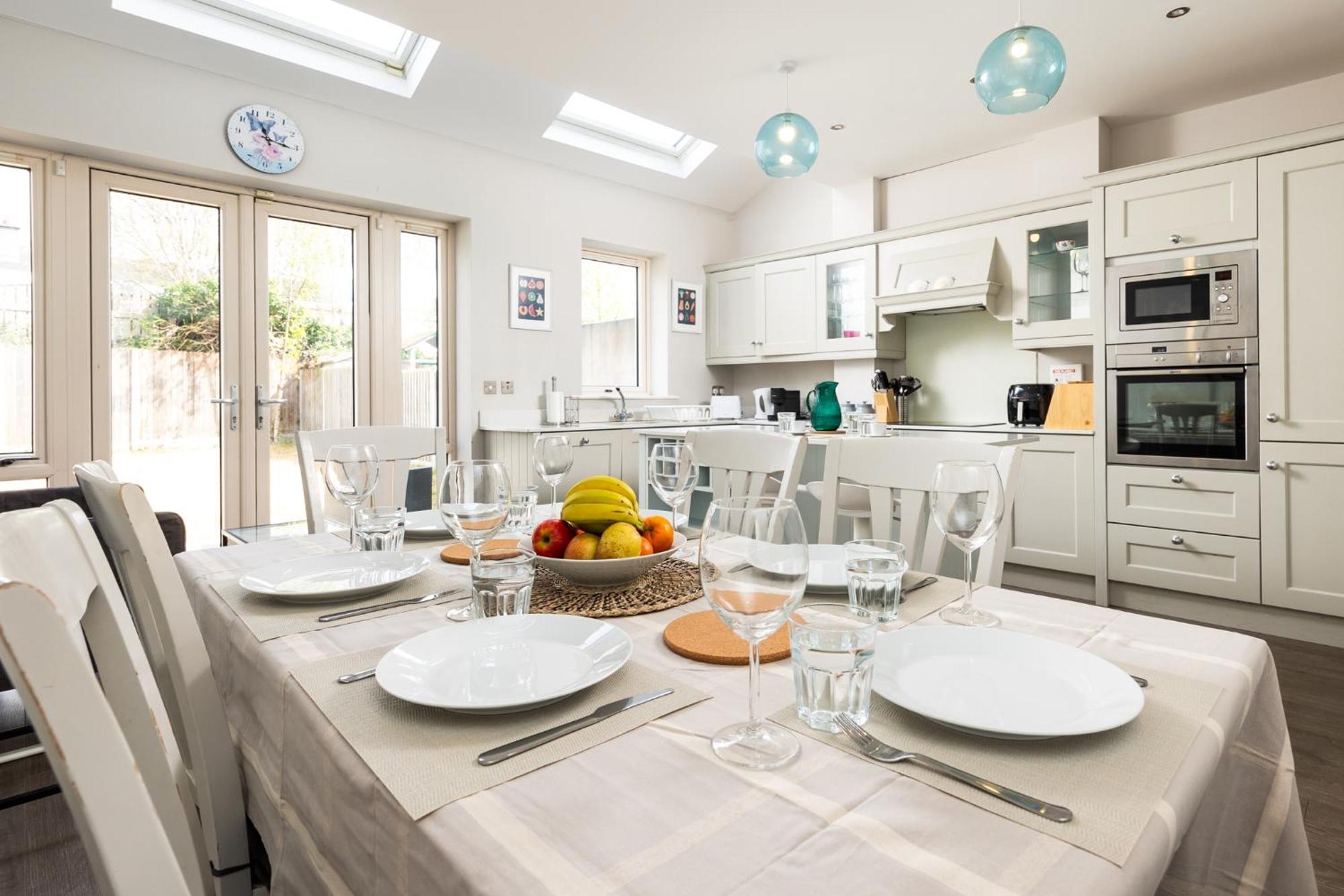 Elegant 5-bed By Sea & City, Parking & Garden - Ideal For Long Holiday home